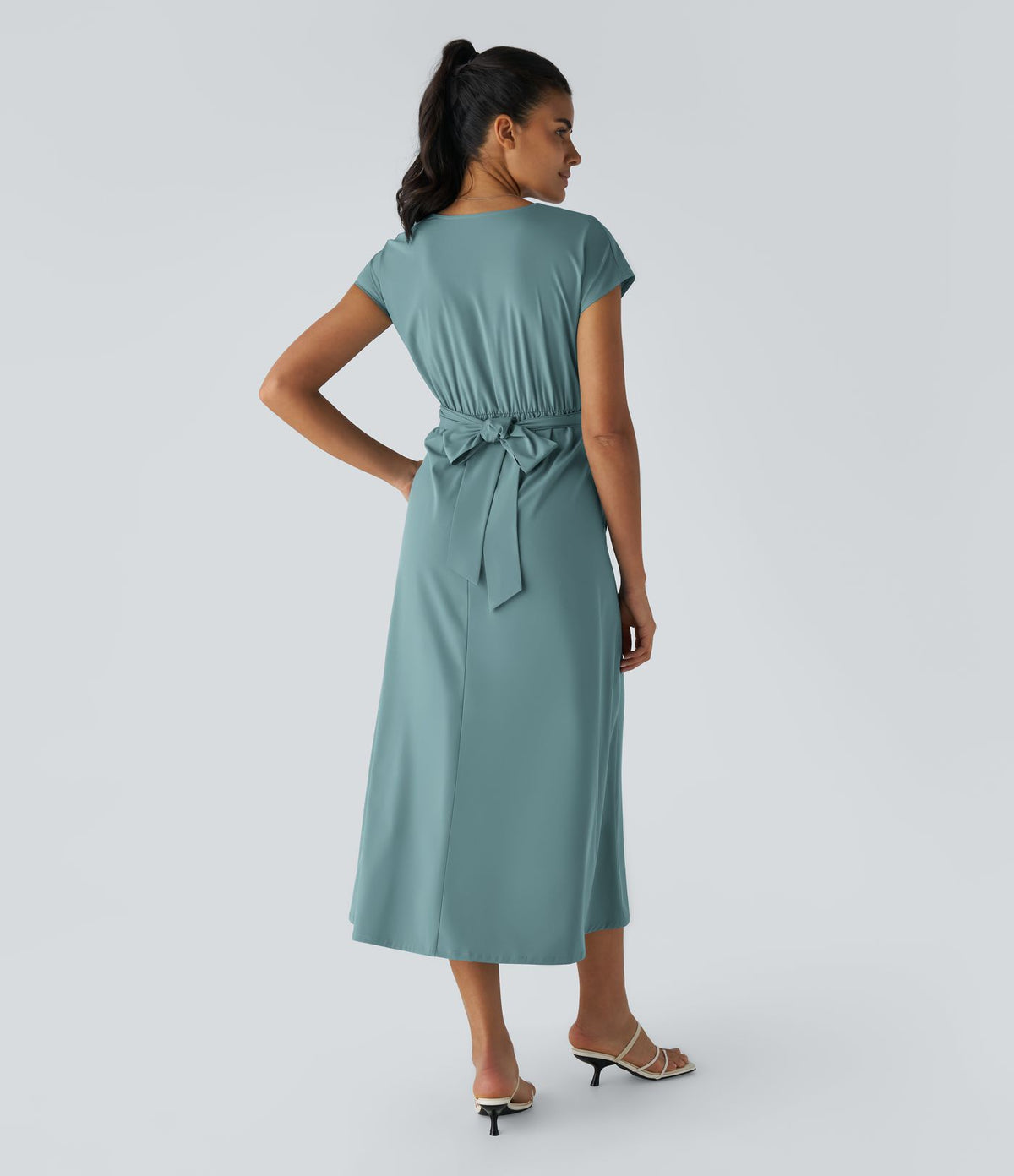 Breezeful™ Robe Mi-Longue Col en V Manches Courtes Poche Latérale Nouée au Dos Séchage Rapide