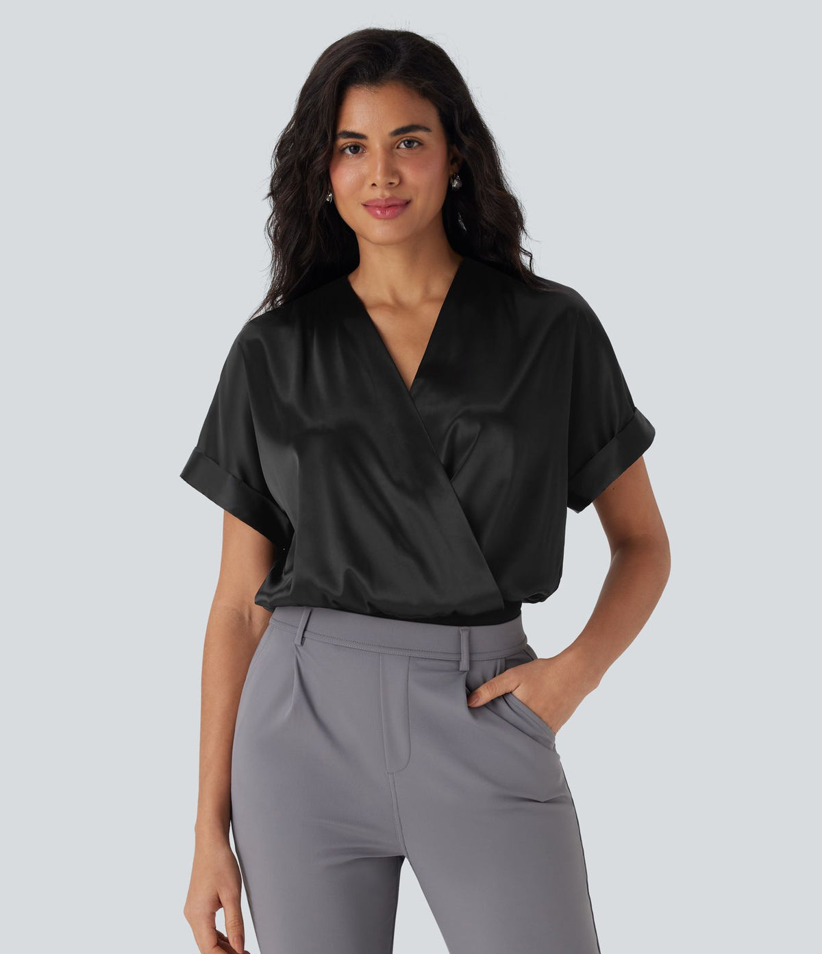 Body tailleur satiné à col V croisé, manches chauve-souris et boutons-pression