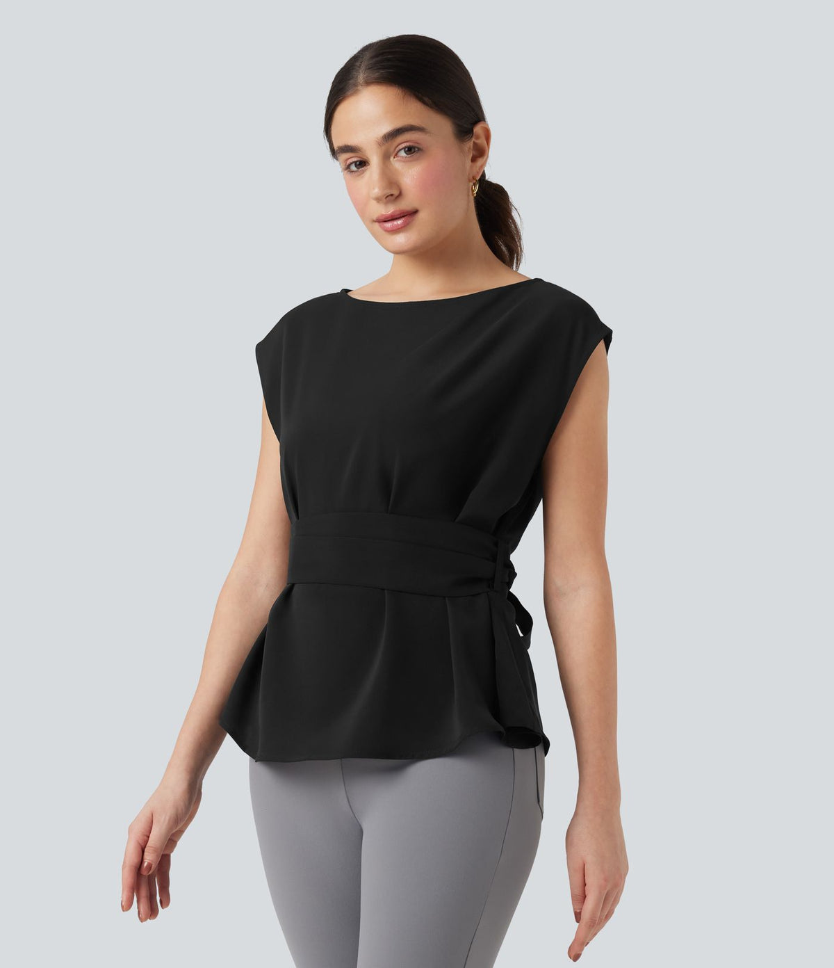 Blouse esprit bureau défroissage facile sans manches, encolure bateau et lien au dos