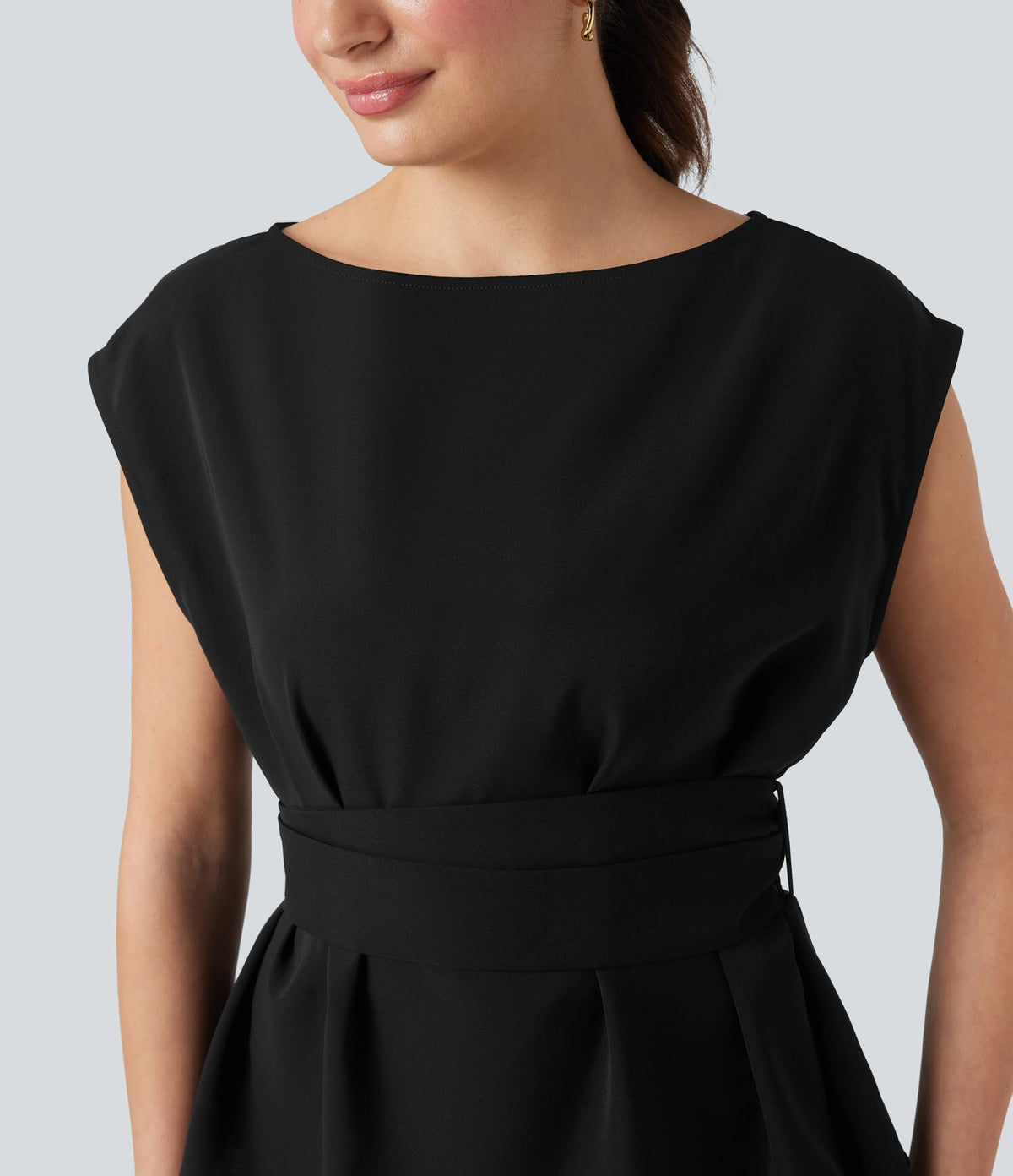 Blouse esprit bureau défroissage facile sans manches, encolure bateau et lien au dos