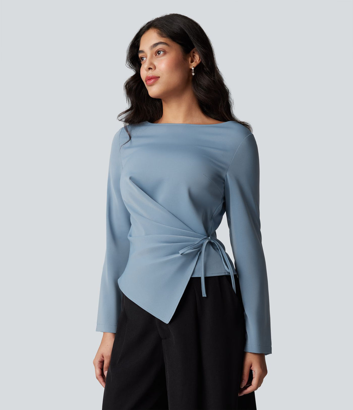 Blouse esprit bureau défroissage facile, encolure bateau, manches longues, fronces et lien côté