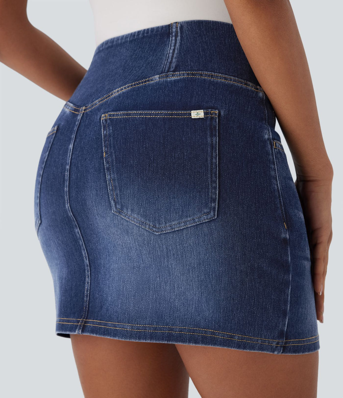 Halara Flex™ Jupe en Jean courte en maille extensible délavée à taille haute croisée avec poches multiples