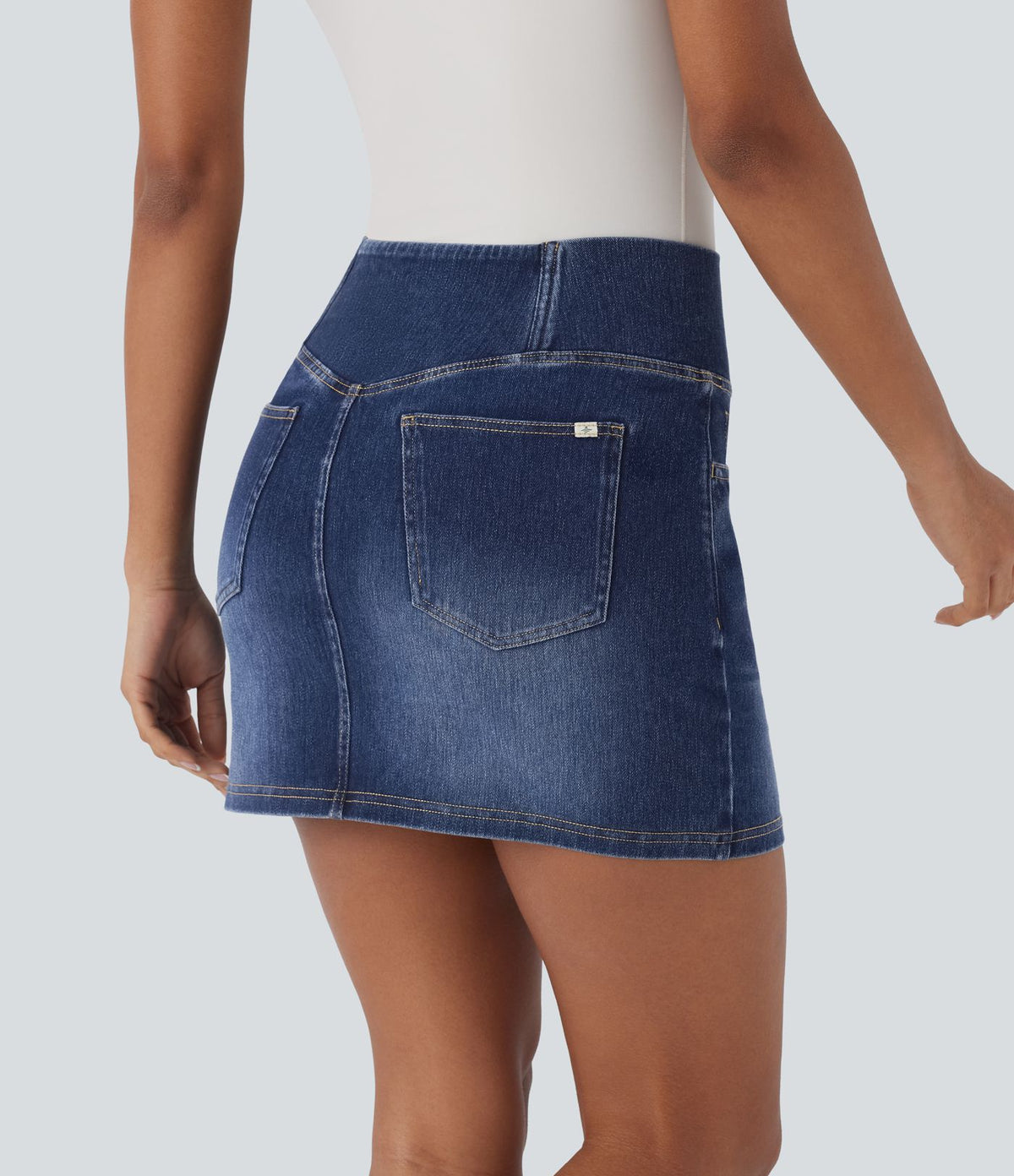 Halara Flex™ Jupe en Jean courte en maille extensible délavée à taille haute croisée avec poches multiples