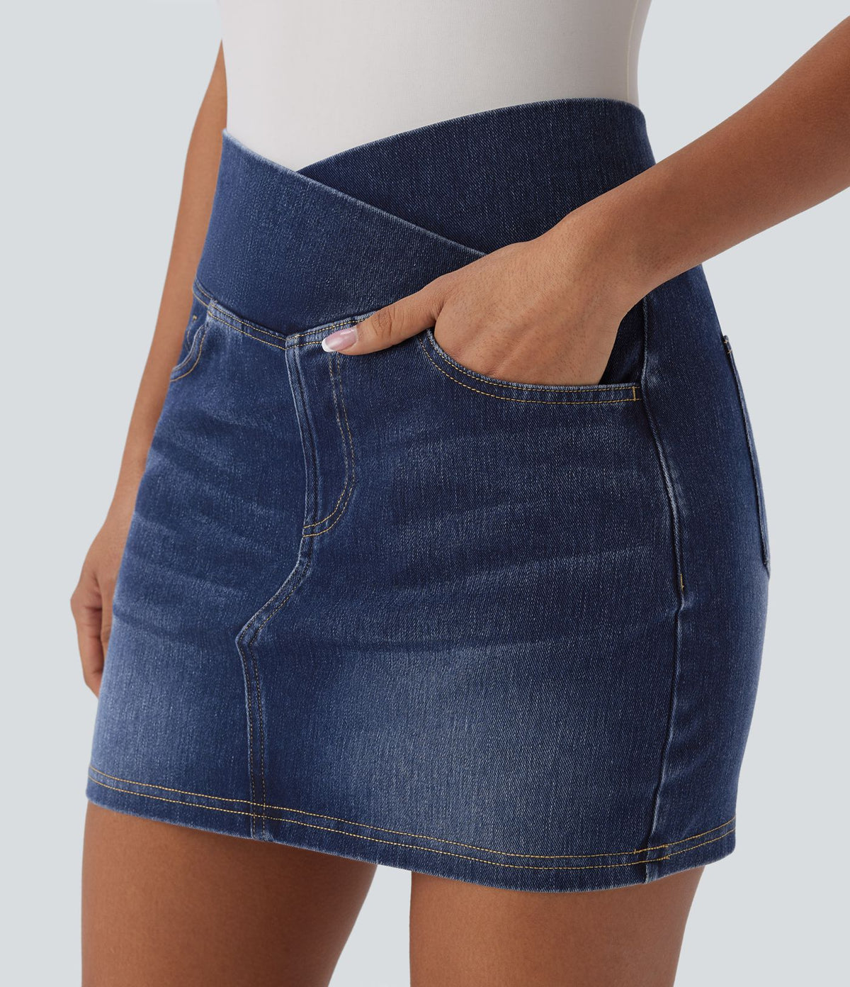Halara Flex™ Jupe en Jean courte en maille extensible délavée à taille haute croisée avec poches multiples