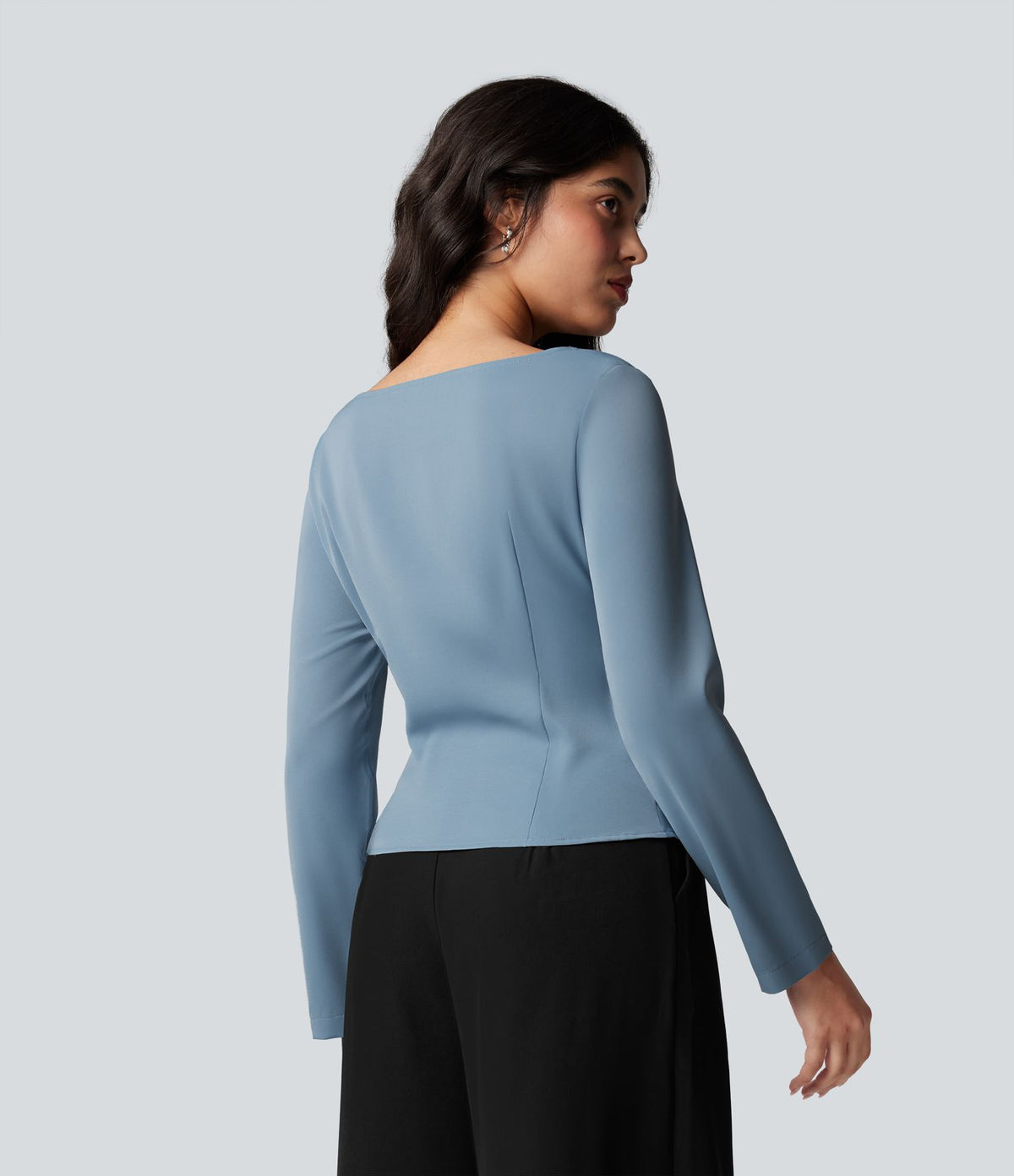 Blouse esprit bureau défroissage facile, encolure bateau, manches longues, fronces et lien côté