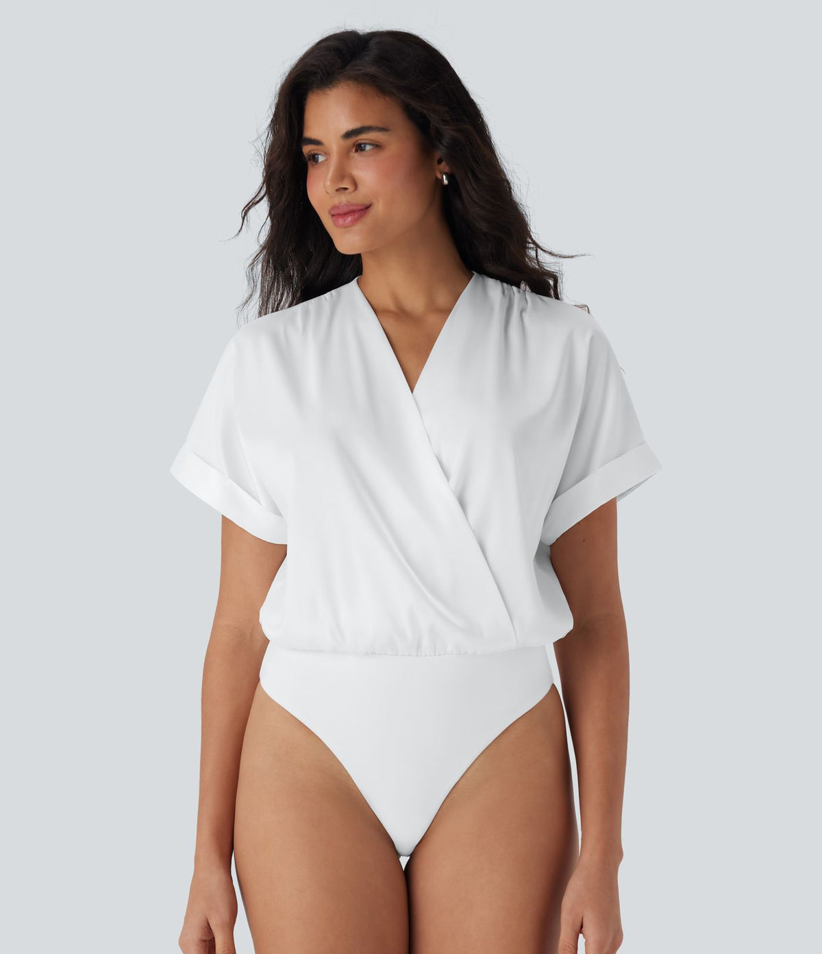 Body tailleur satiné à col V croisé, manches chauve-souris et boutons-pression