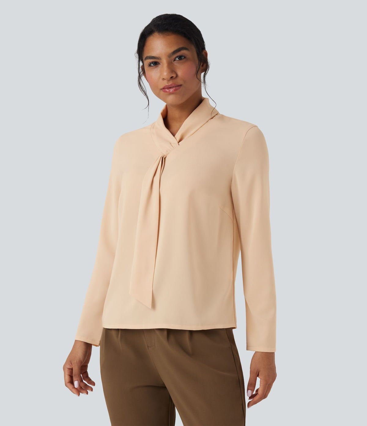Chemise esprit bureau défroissage facile avec col foulard et manches longues