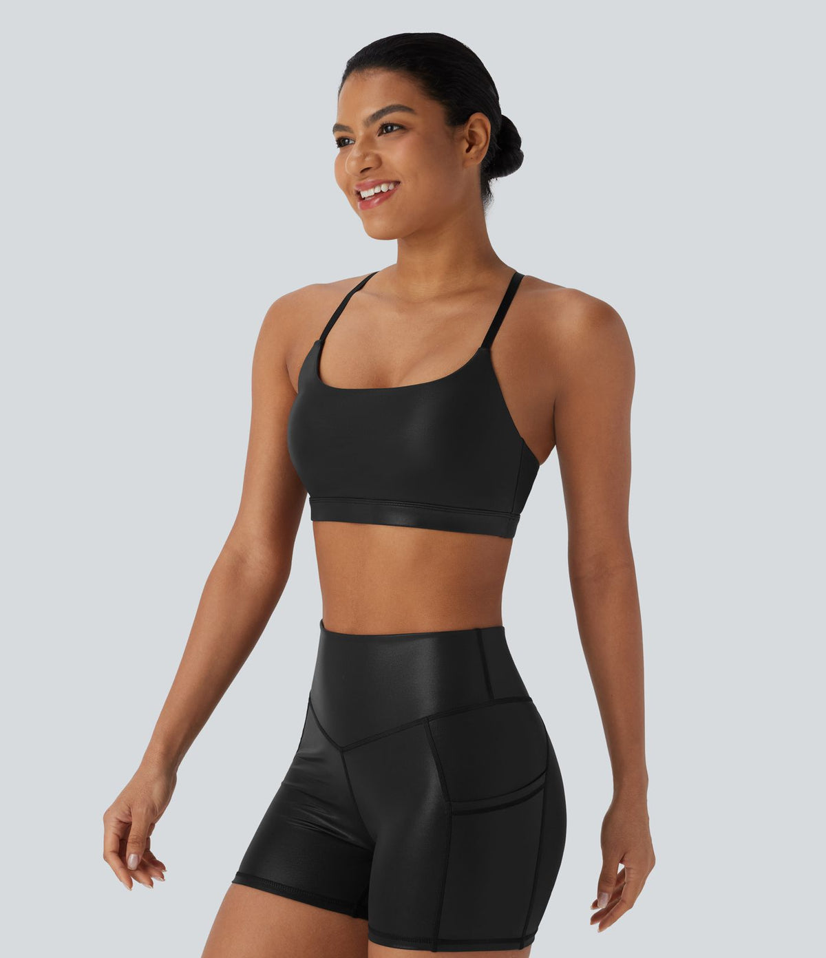 Brassière de sport en similicuir à faible maintien, dos nu, bretelles croisées ajustables et séchage rapide pour yoga