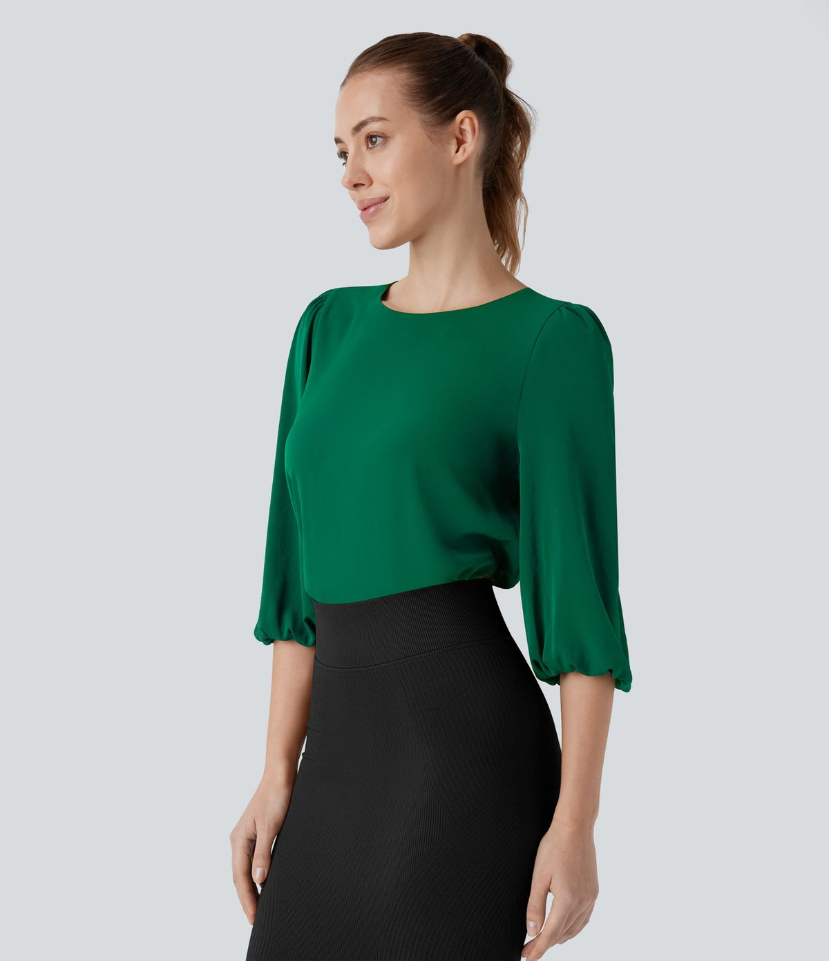 Blouse de travail col bateau avec manches évêque et dos ajouré