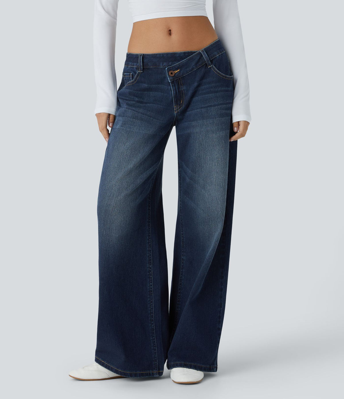 Halara Flex™ Jean large asymétrique taille basse avec bouton, fermeture éclair et poches multiples, délavé et extensible en maille