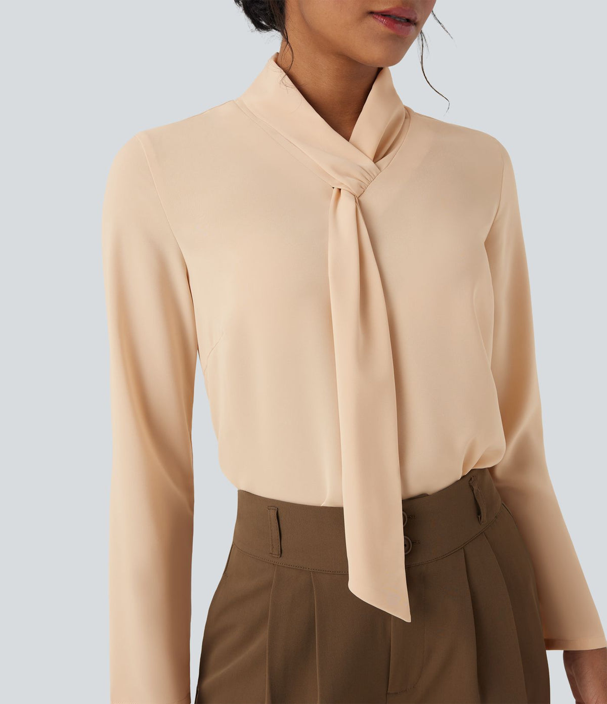 Chemise esprit bureau défroissage facile avec col foulard et manches longues