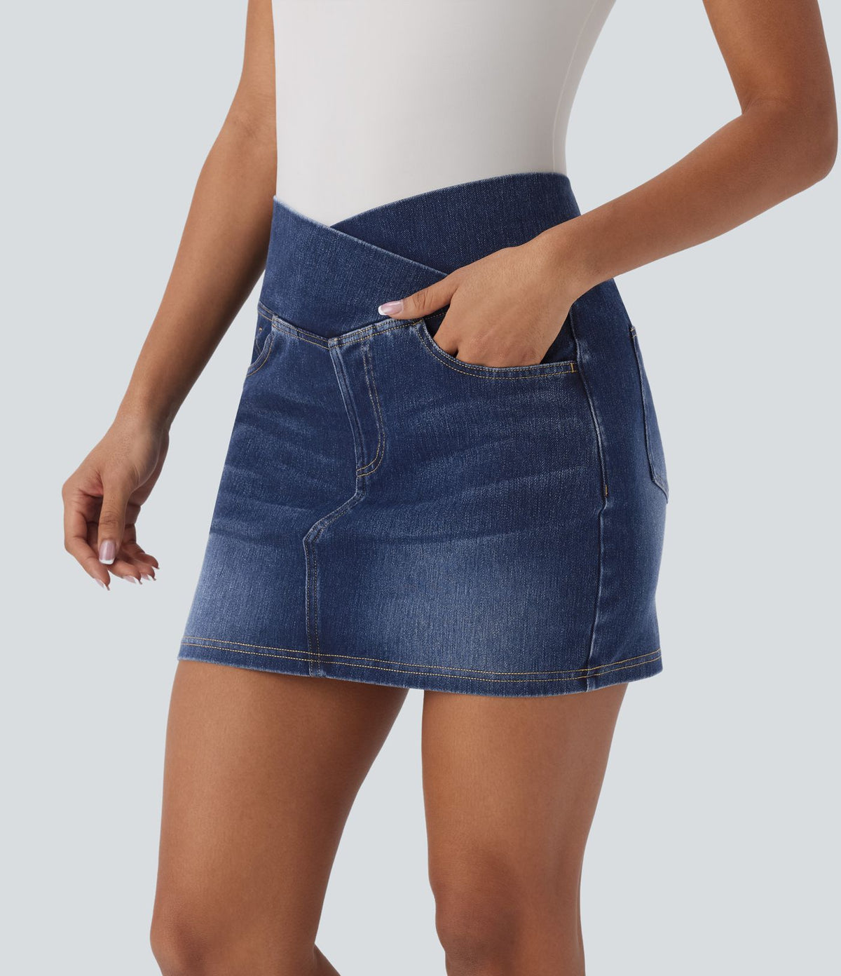 Halara Flex™ Jupe en Jean courte en maille extensible délavée à taille haute croisée avec poches multiples
