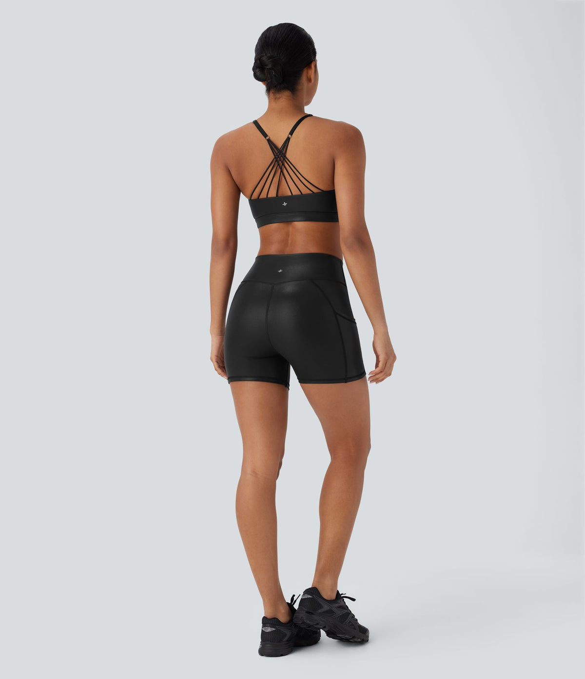 Brassière de sport en similicuir à faible maintien, dos nu, bretelles croisées ajustables et séchage rapide pour yoga