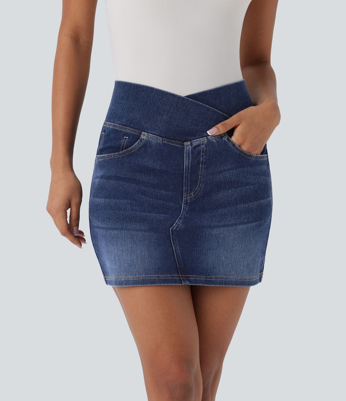 Halara Flex™ Jupe en Jean courte en maille extensible délavée à taille haute croisée avec poches multiples